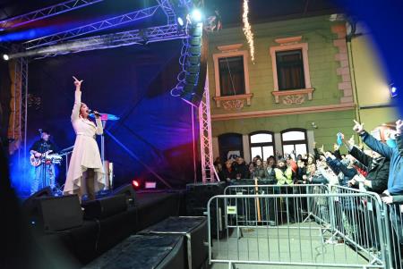 Temperamentna Tanja Žagar je razgrela kamniško publiko za najdaljšo noč v letu in silvestrovanje v centru Pravljičnega Kamnika (54)